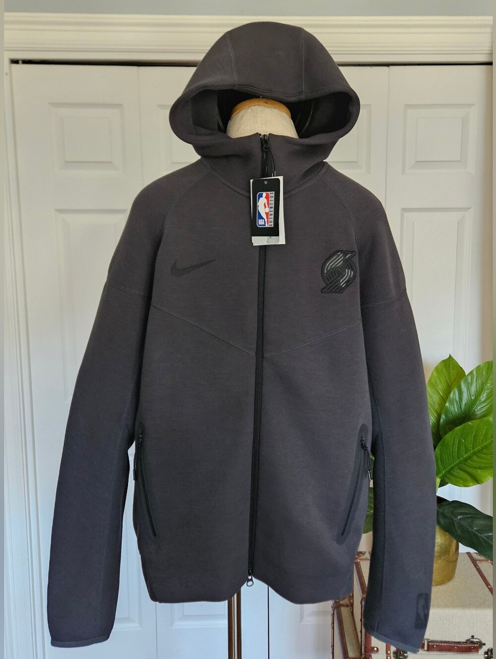 NWT Nike Portland Trail Blazers Tech Fleece Full-Zip Jacket Grey Men’s Size L